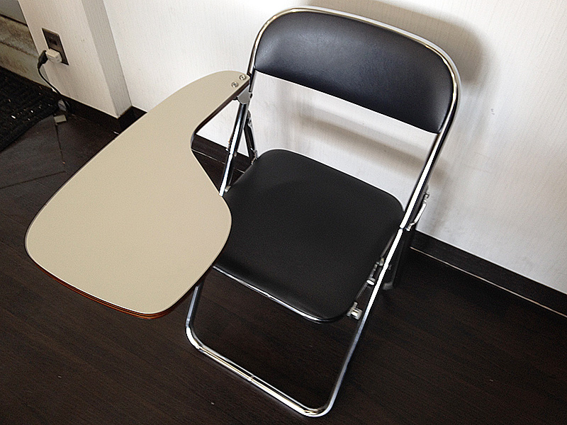 会議やセミナーで便利なメモ板付パイプ椅子です。